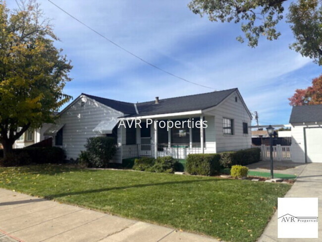 Building Photo - Lovely downtown three bedroom home