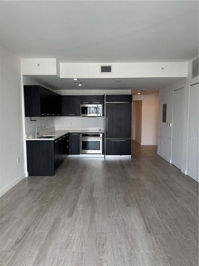 Building Photo - 45 SW 9th St Unit 3010