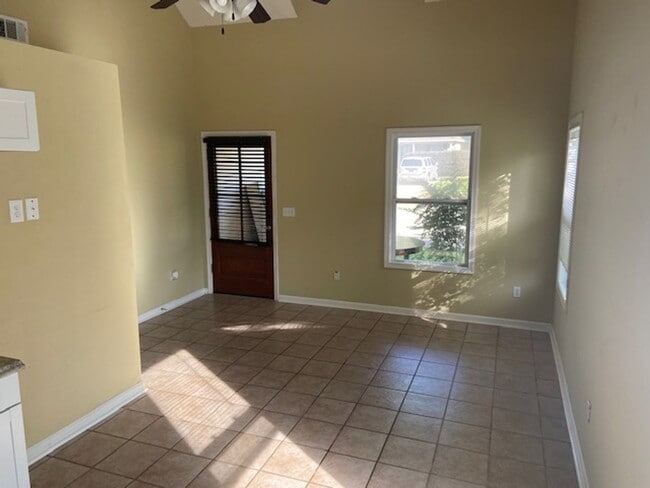 Building Photo - 3 Bed/2 Bath