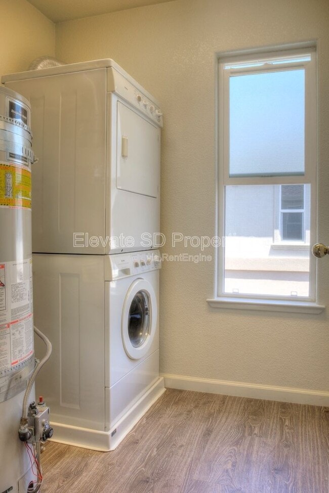 Photo - 2854 Grove Way