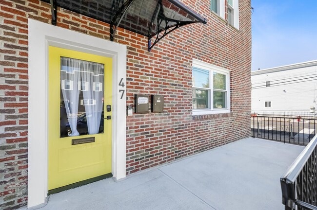 Building Photo - 47 Carlton Ave Unit 2
