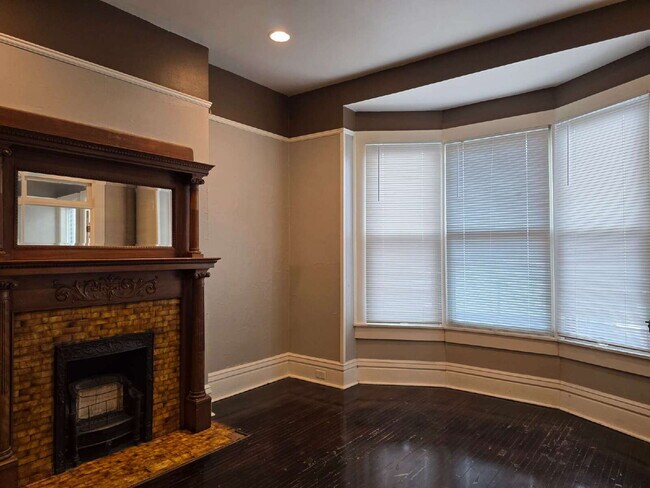 Photo - Updated 4-Bedroom Apartment in Oshkosh - 1... Unidad D