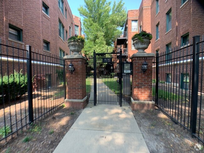 Building Photo - 1144 W Pratt Blvd Unit 2S Rental