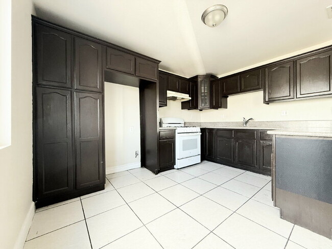 Photo - 846 W 55th St