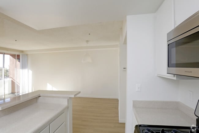 1BR, 1BA - 650 SF - The Westbury