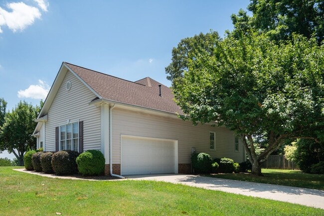 201 W Hypericum Ln