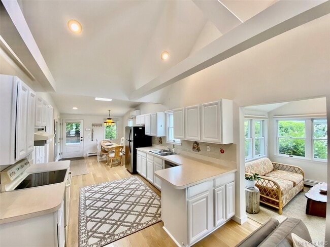 Photo - 1875 Bayview Ave