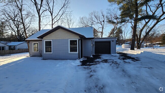 Building Photo - Updated 2 Bedroom, 1 Bathroom Home with La...