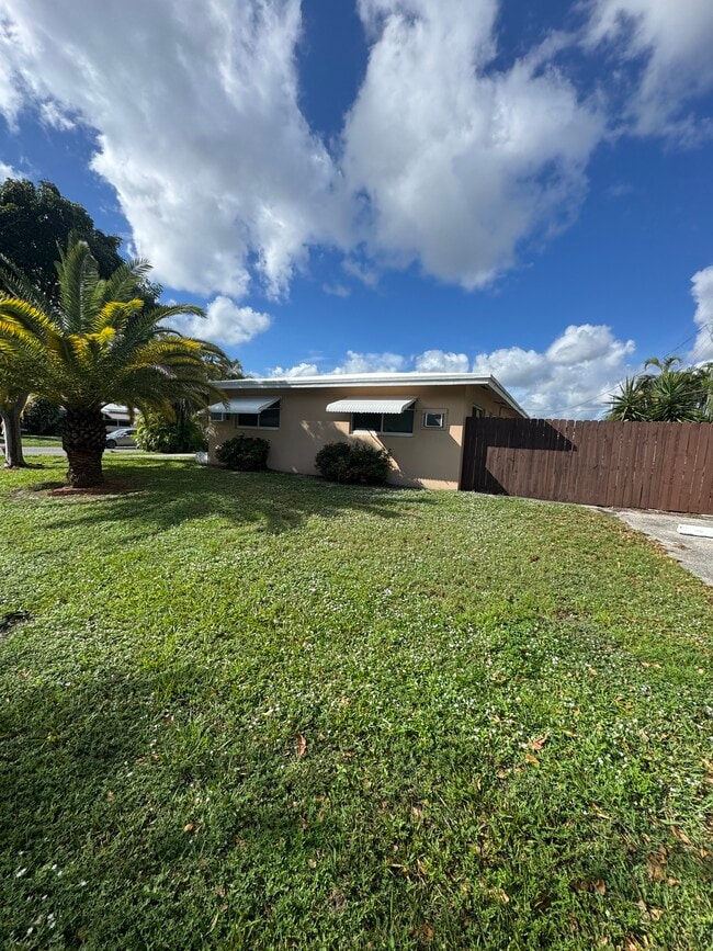 Photo - 2585 NE 11th Ct Unidad Joe carrier