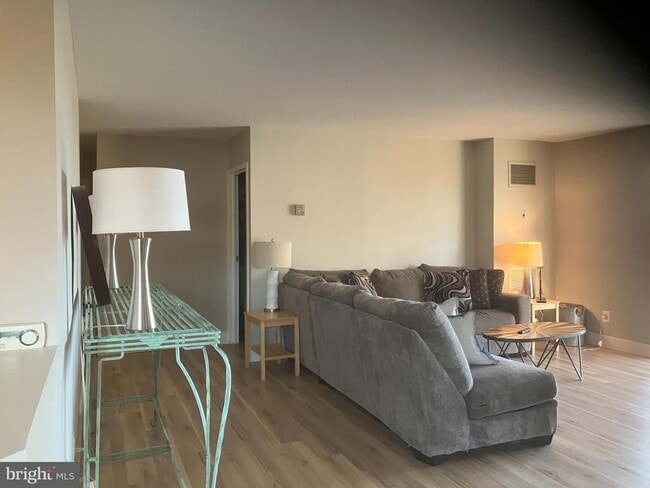 Building Photo - 7420 Westlake Terrace Unit 409