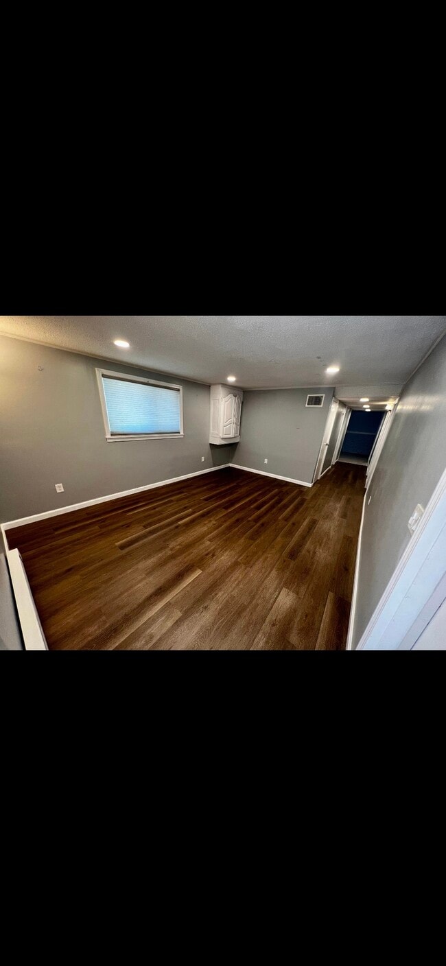 Building Photo - 6 1/2 Floyd Rd Unit B