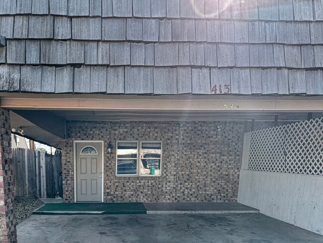 Building Photo - 413 W Kiowa Ave
