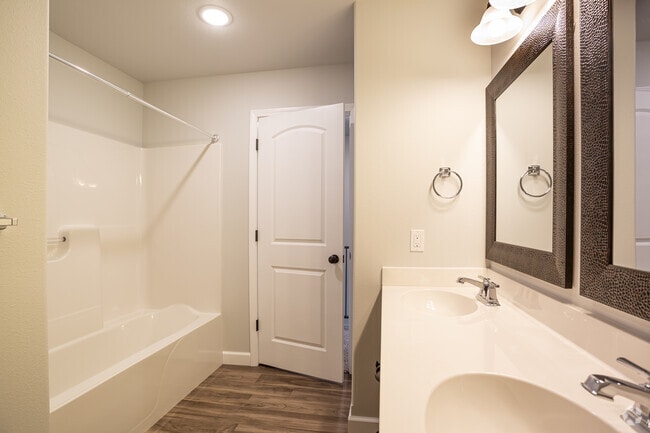 2BR, 1,5BA - 1300 SF