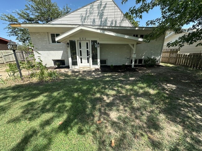 Building Photo - 556 N Colby Ave