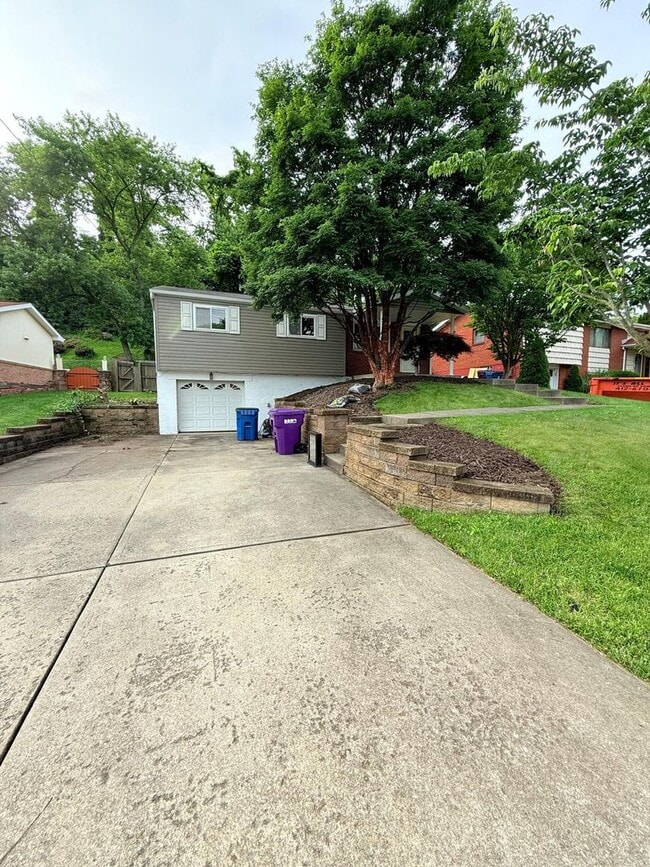 Photo - Spacious 3-Bedroom 1.5 - bathroom Home for Rent