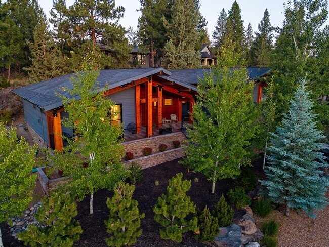 Building Photo - Stunning Mountain Home