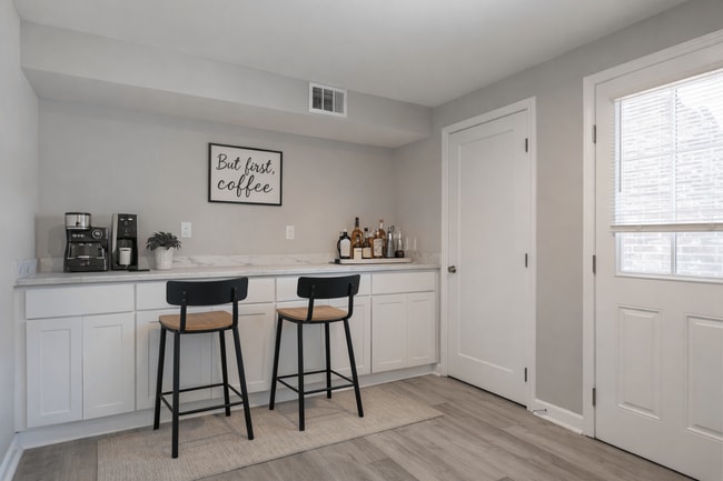 White Shaker Cabinets in Newly Renovated Platinum Townhomes
