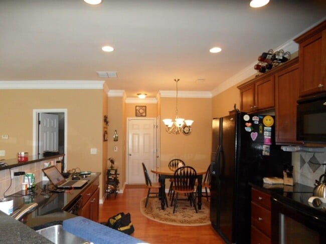 Photo - 5040 Hastings Terrace