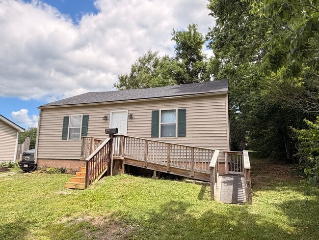 Building Photo - Renovated 2 Bedroom 1 full bath House! All new luxury vinyl flooring