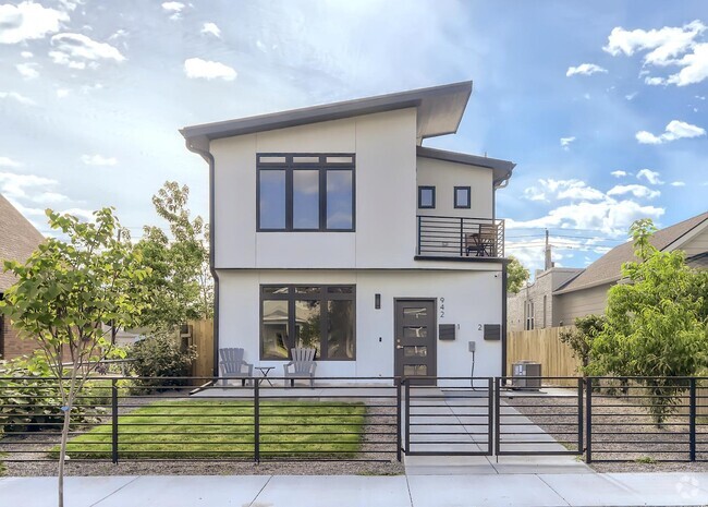 Building Photo - Exquisite Lincoln Park townhouse near 10th...