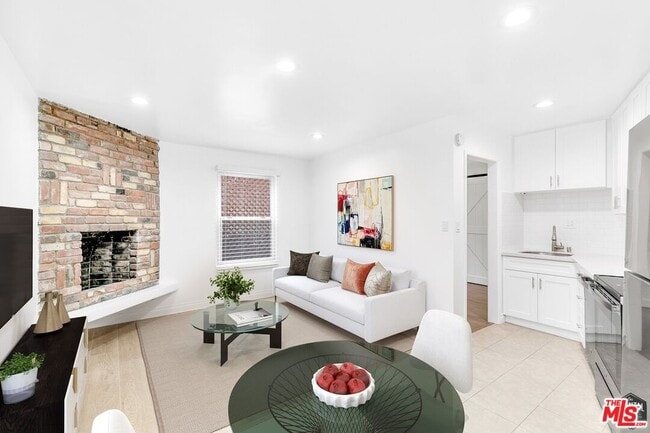 Building Photo - 2029 Cloverfield Blvd Unit B Rental