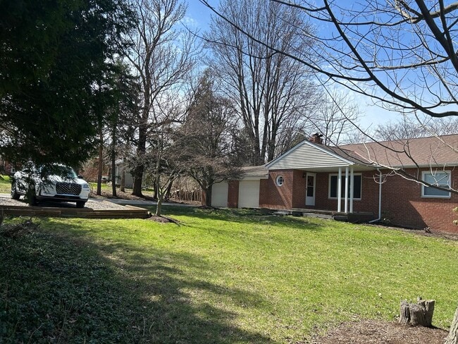 Photo - Brick Ranch for Rent in Highland  HTS close to the freeway