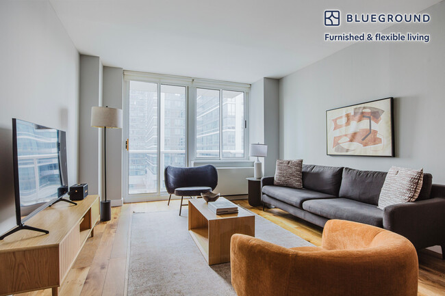 Building Photo - 560 W 43rd St Rental