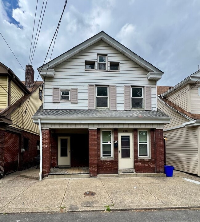 Building Photo - 215 Spencer Ave Unit Upper