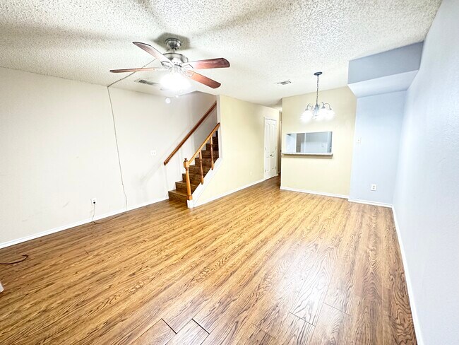 Photo - 734 W Collins St