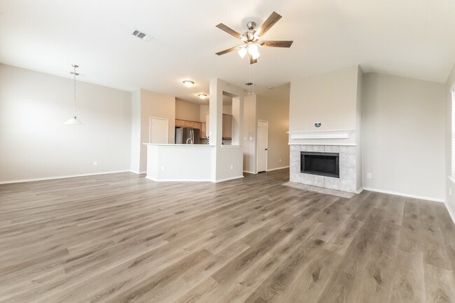 Photo - 506 Oxford Loop