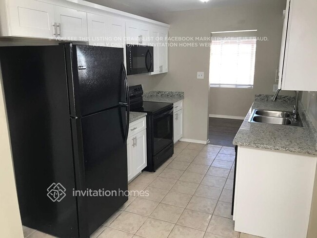 Photo - 1031 W 6th Pl