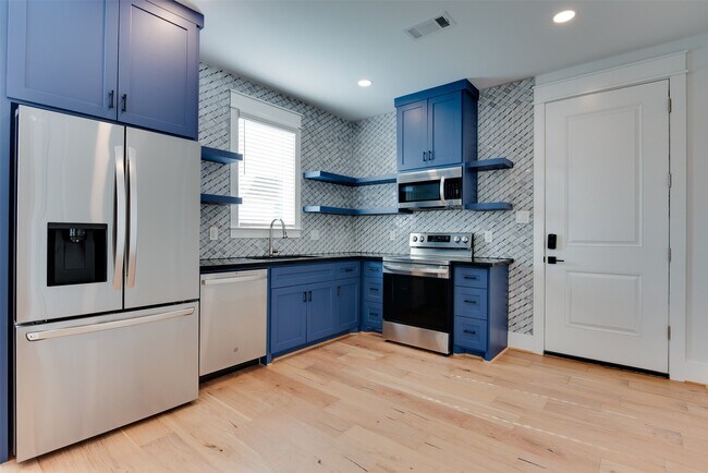 Building Photo - 425 W 21st St