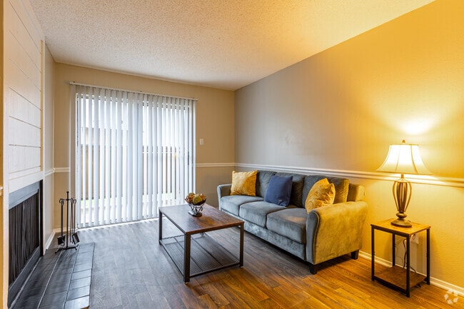 1BR, 1BA - 706SF - Living Room