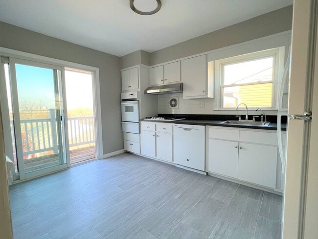 Photo - 15-28-28 Parsons Blvd