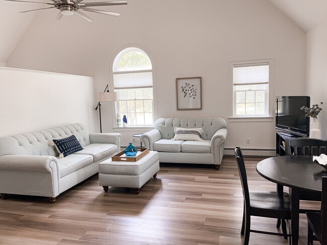Open floor plan with cathedral ceiling - 21 Willowbrook Ave Apartamentos