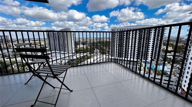 Building Photo - 5252 NW 85th Ave Unit 1607