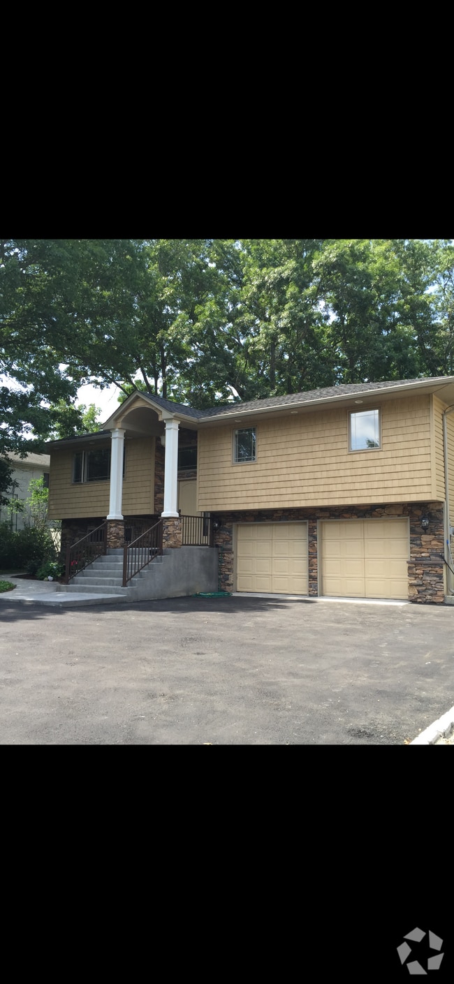 Building Photo - 717 Old Bethpage Rd Unit 1st Floor Rental