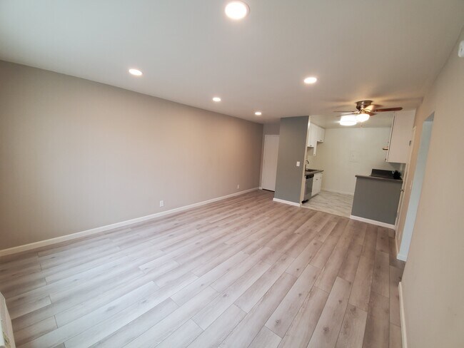 Photo - 7461 Hazeltine Ave Unidad 16