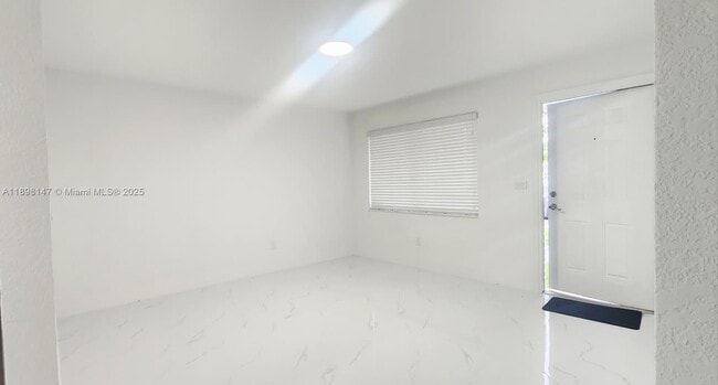 Photo - 2240 NW 18th St Unidad 1