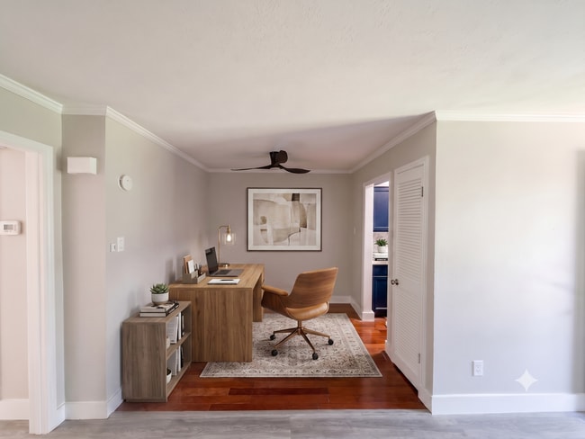 Photo - Beautifully Renovated 1BR Condo with In-Unit Washer/Dryer, Pool & Covered Parking! Pet Friendly! Unit 2015