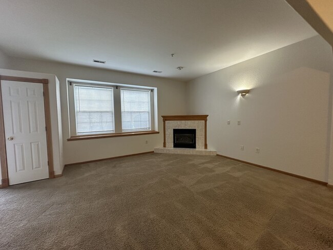 Photo - Spacious Townhouse Style Condo in Brookfield!