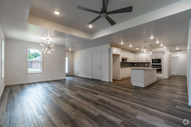 3BR, 2BA - 1600SF - Living Room