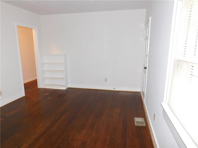 Photo - 219 Parkview Dr SE