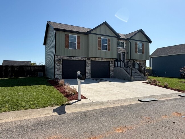 Building Photo - Beautiful 4/3 Ready May 1st!