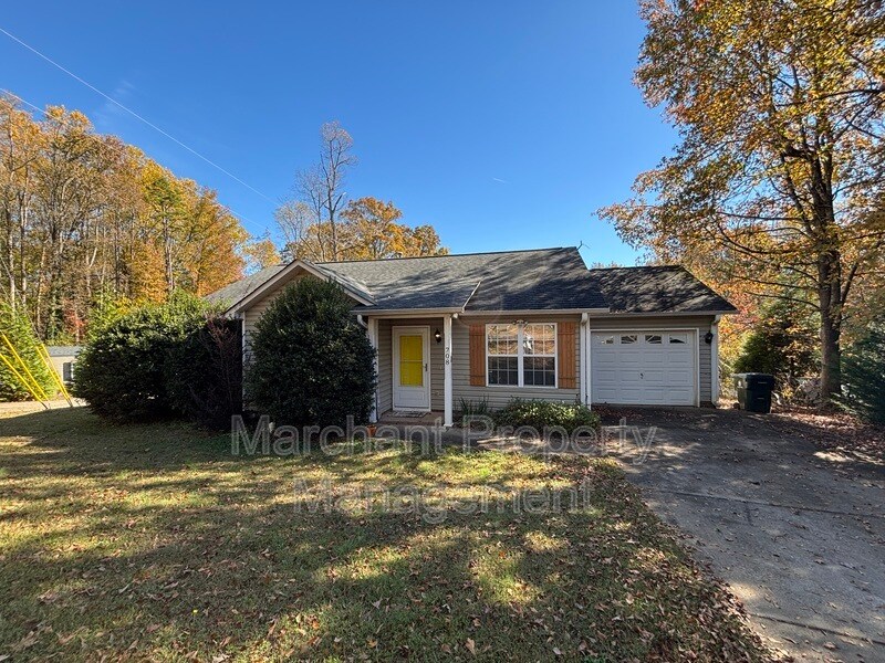 Photo - 708 Maple Dr