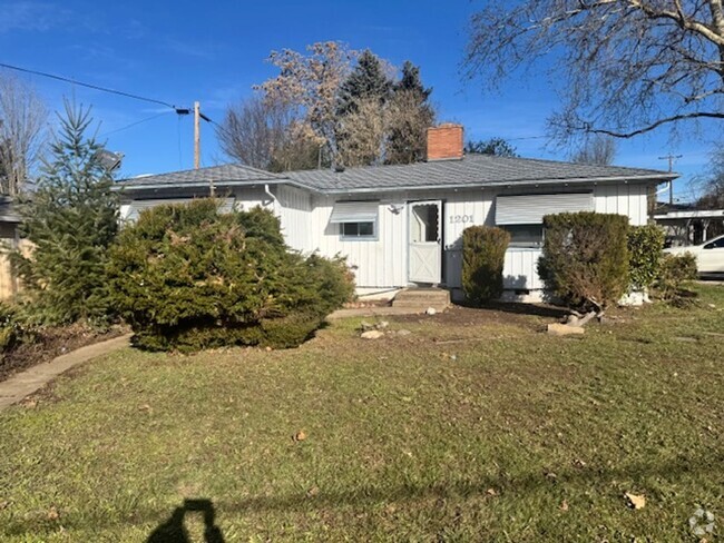 Building Photo - NEW TO MARKET/ 3 BEDROOM HOUSE W/ GARAGE C...