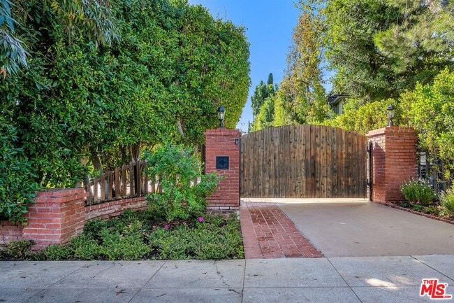 Photo - 629 N Rexford Dr