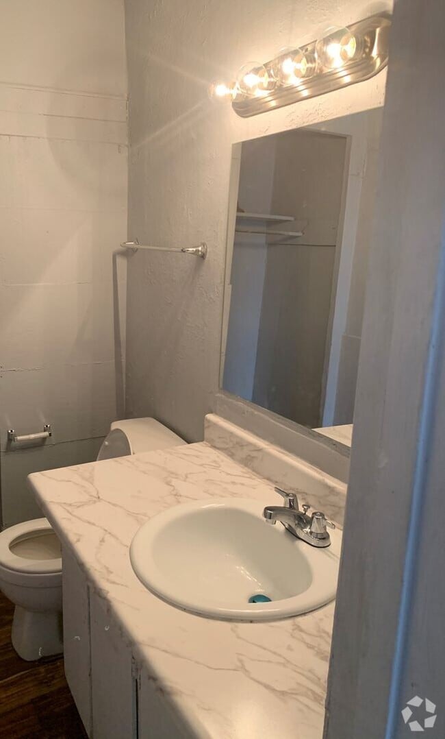 Building Photo - Larger 3 Bedroom Family Home Handyman Spec...