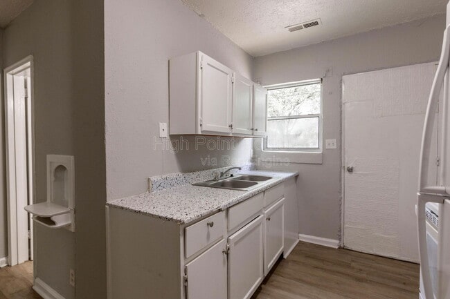 Photo - 433 Carver Ln