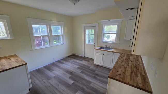 Photo - Move in Special: Security Deposit reduced to $750!!! Limited time!!
